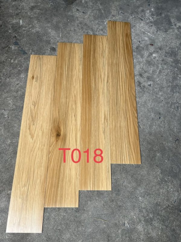 Sàn nhựa keo dán sẵn T018